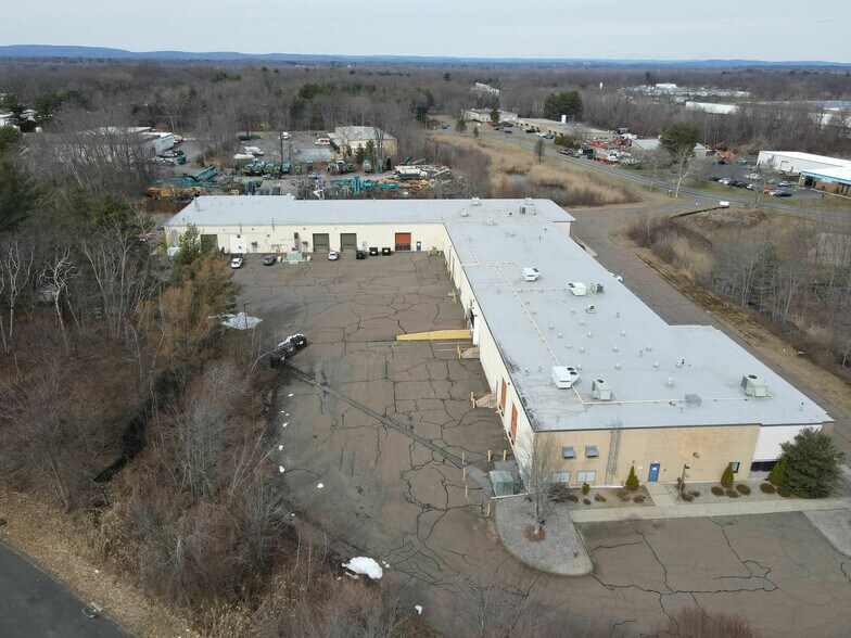 250 Nutmeg Rd S, South Windsor, CT à vendre - Photo du bâtiment - Image 3 de 19