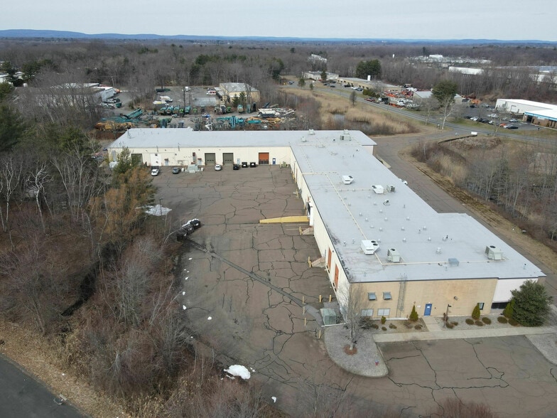 250 Nutmeg Rd S, South Windsor, CT à vendre - Photo du bâtiment - Image 3 de 19
