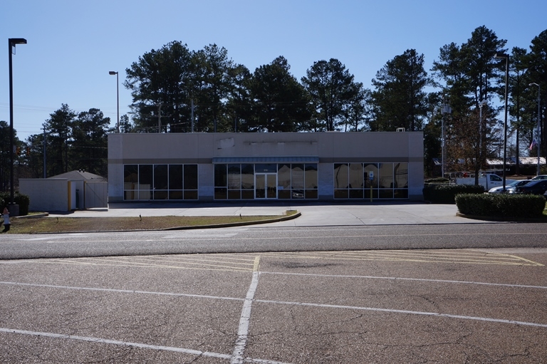 101 Edgewood Dr, Mccomb, MS for sale - Primary Photo - Image 1 of 1