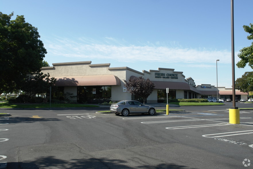 2200-2225 Plaza Pky, Modesto, CA for lease - Primary Photo - Image 1 of 9