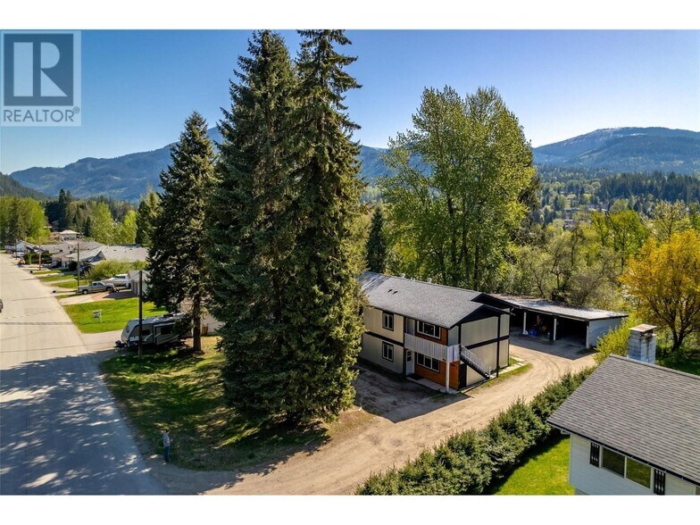 1810 1 St, Fruitvale, BC à vendre - Photo du bâtiment - Image 2 de 24