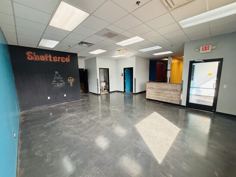 25710 Northline Rd, Taylor, MI for lease - Building Photo - Image 2 of 8