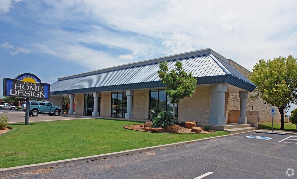 7705 Quaker Ave, Lubbock, TX for lease - Primary Photo - Image 1 of 73