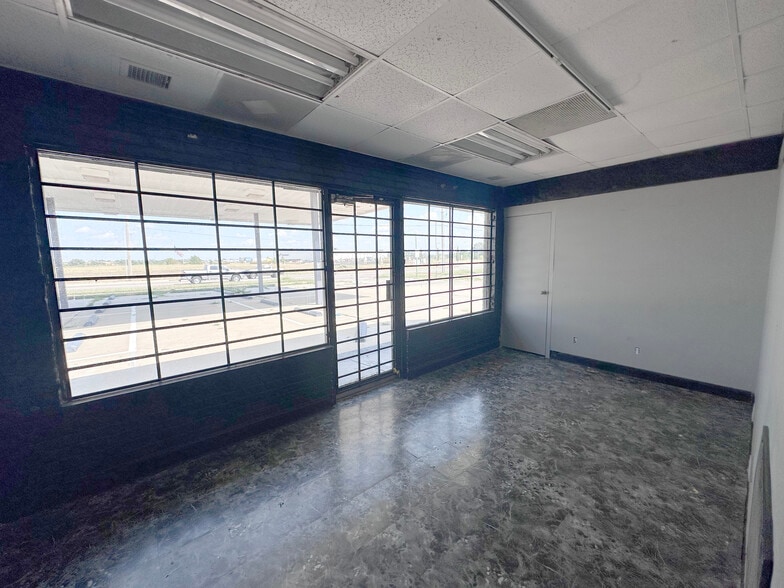 3801 S Seneca St, Wichita, KS for lease - Interior Photo - Image 3 of 6