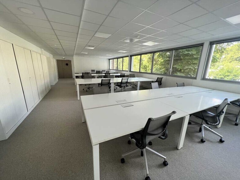 Office in Noisy-le-Grand for lease - Interior Photo - Image 3 of 11