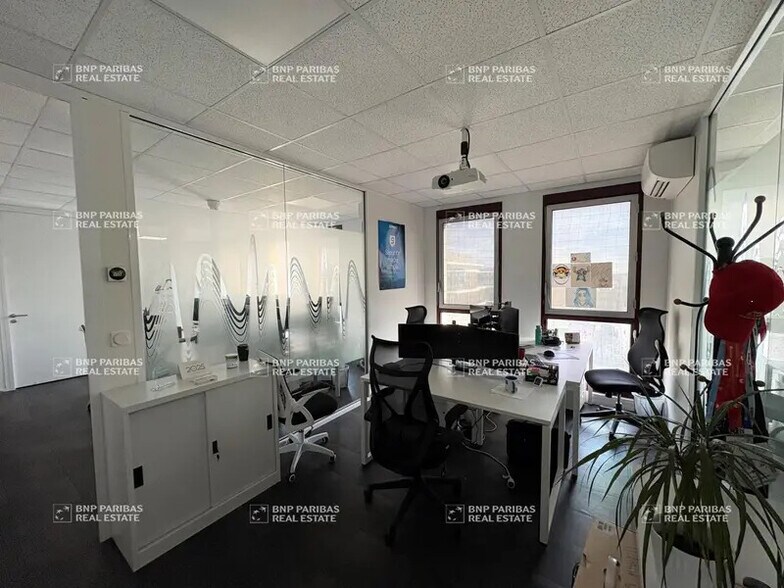 1 Place Charles De Gaulle, Montigny-le-Bretonneux for lease - Interior Photo - Image 2 of 6