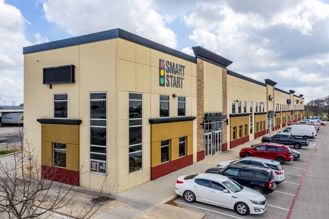 Plus de détails pour 4400-4420 N Interstate 35, San Antonio, TX - Local d'activités à louer