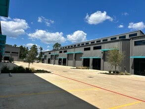 2007 Airport Rd, Conroe, TX for lease Building Photo- Image 2 of 10