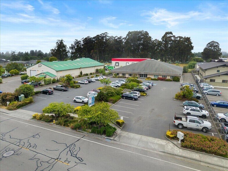 1585 Heartwood Dr, Mckinleyville, CA à vendre - Photo du bâtiment - Image 3 de 5