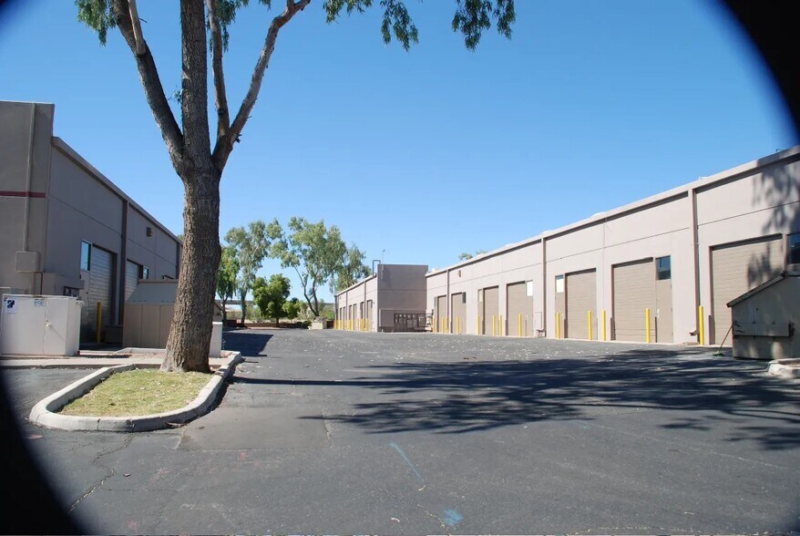 2401 W Behrend Dr, Phoenix, AZ à louer - Photo du bâtiment - Image 3 de 5