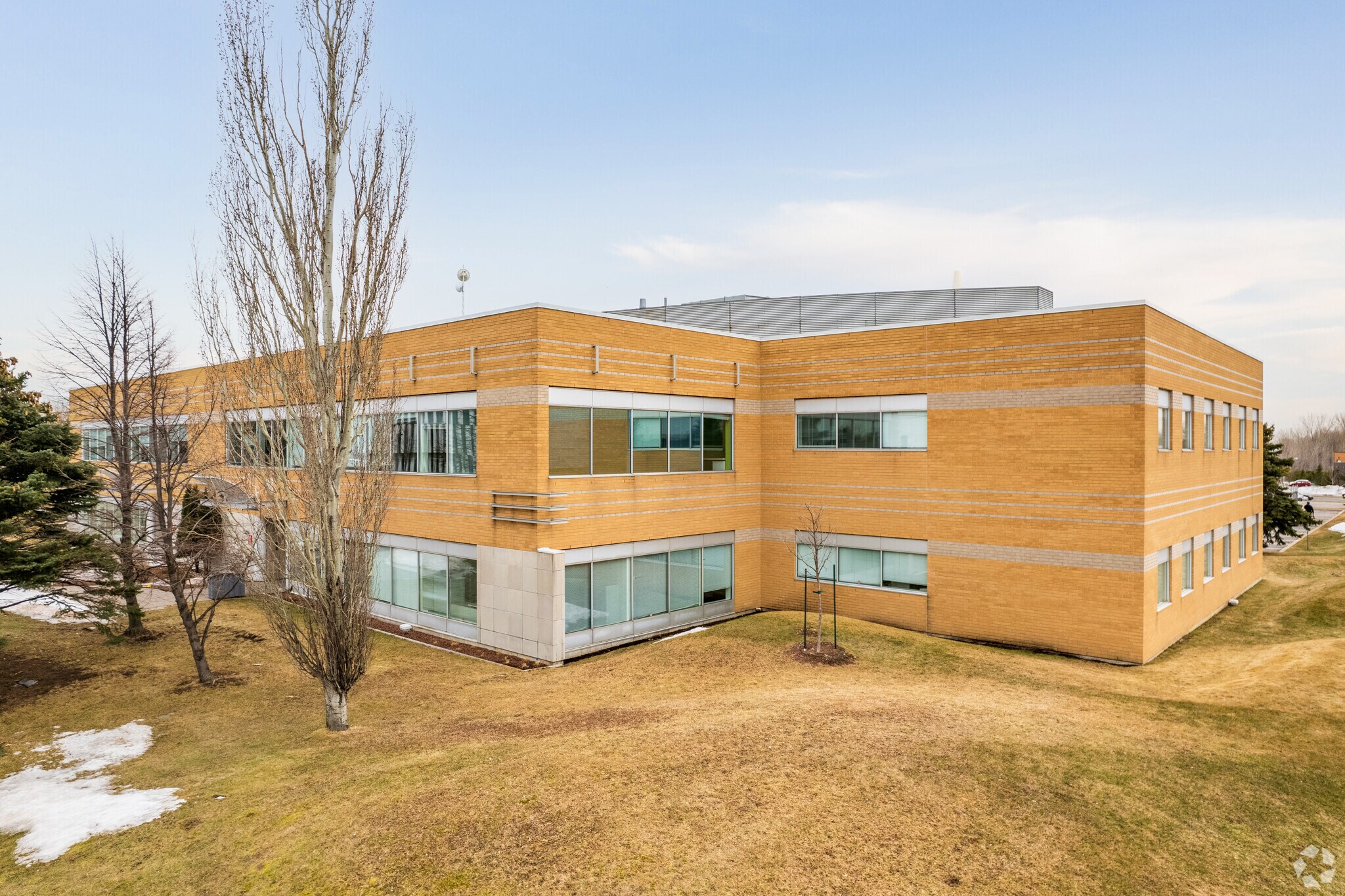 7210-7220 Rue Frederick-Banting, Saint-Laurent, QC à louer Photo du bâtiment- Image 1 de 17