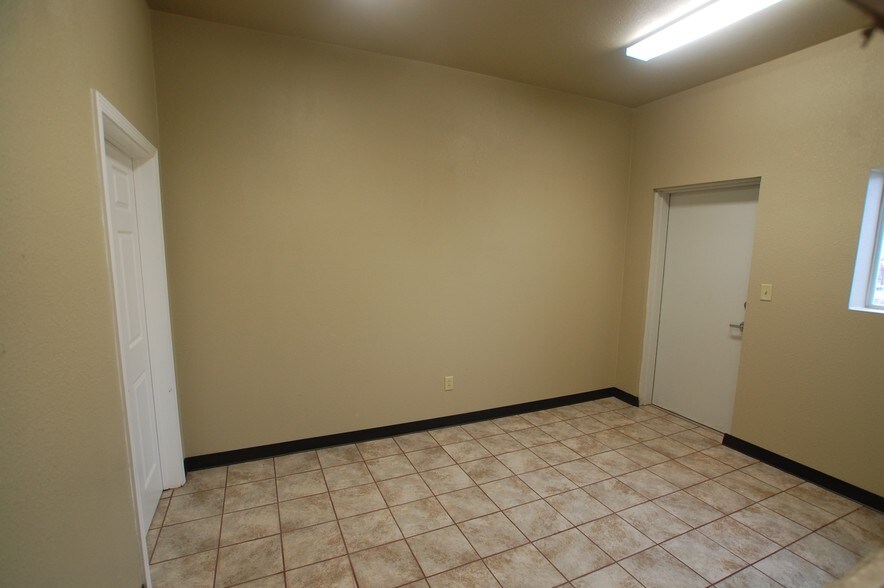 12401 University Ave, Lubbock, TX à louer - Photo intérieure - Image 2 de 11
