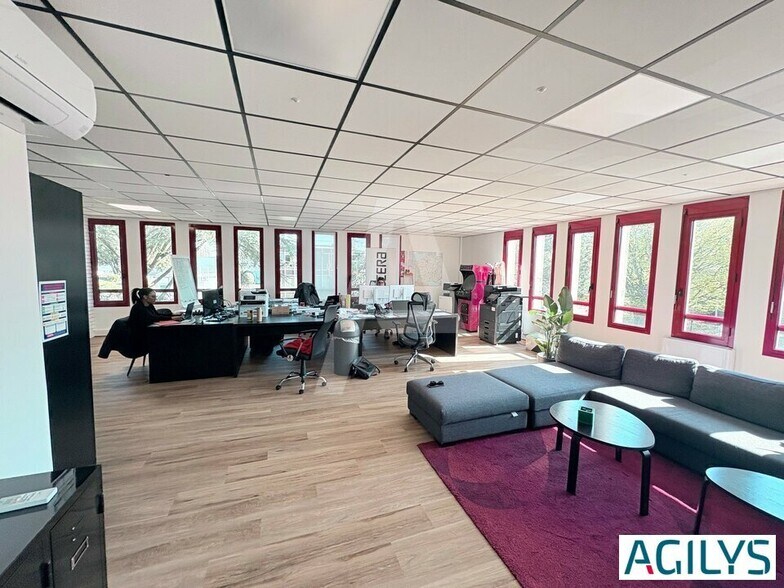 6 Avenue Des Andes, Les Ulis for sale - Interior Photo - Image 3 of 10