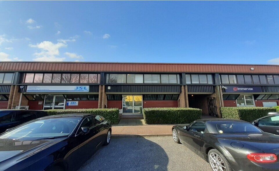 20 Hornsby Sq, Basildon à vendre - Photo du bâtiment - Image 3 de 4