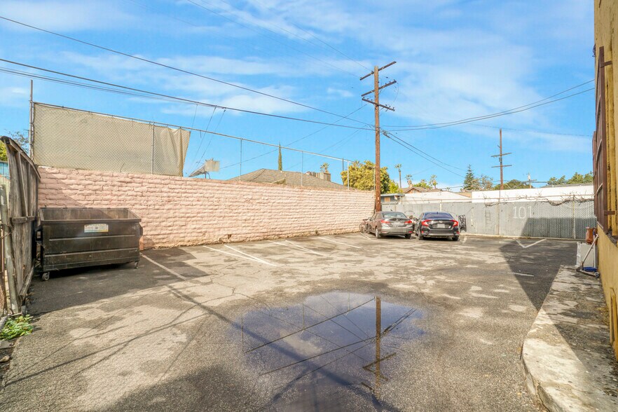 2717 S Budlong Ave, Los Angeles, CA à vendre - Photo du bâtiment - Image 3 de 33
