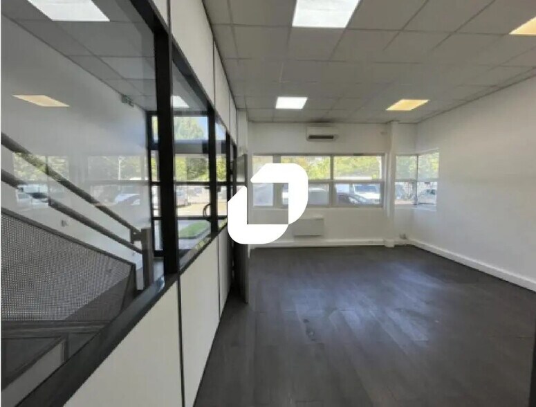 Office in Bondy for lease - Building Photo - Image 2 of 21