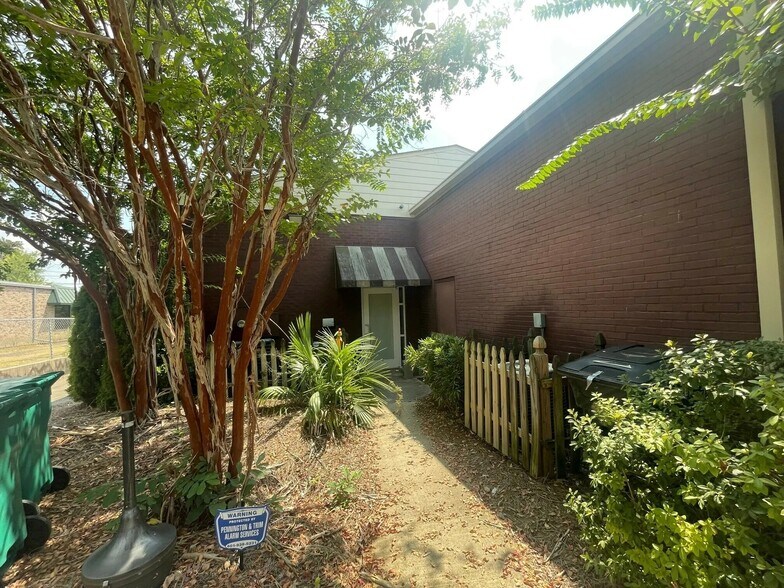 151 E Center St, Canton, MS à vendre - Photo du bâtiment - Image 3 de 6