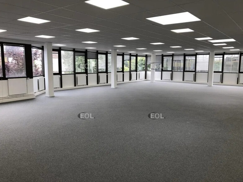 Flex in Nanterre for lease - Interior Photo - Image 2 of 14