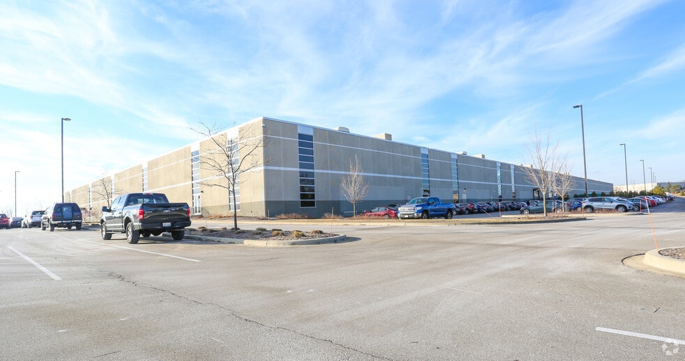 W165N5830 Ridgewood Dr, Menomonee Falls, WI for lease - Building Photo - Image 2 of 12