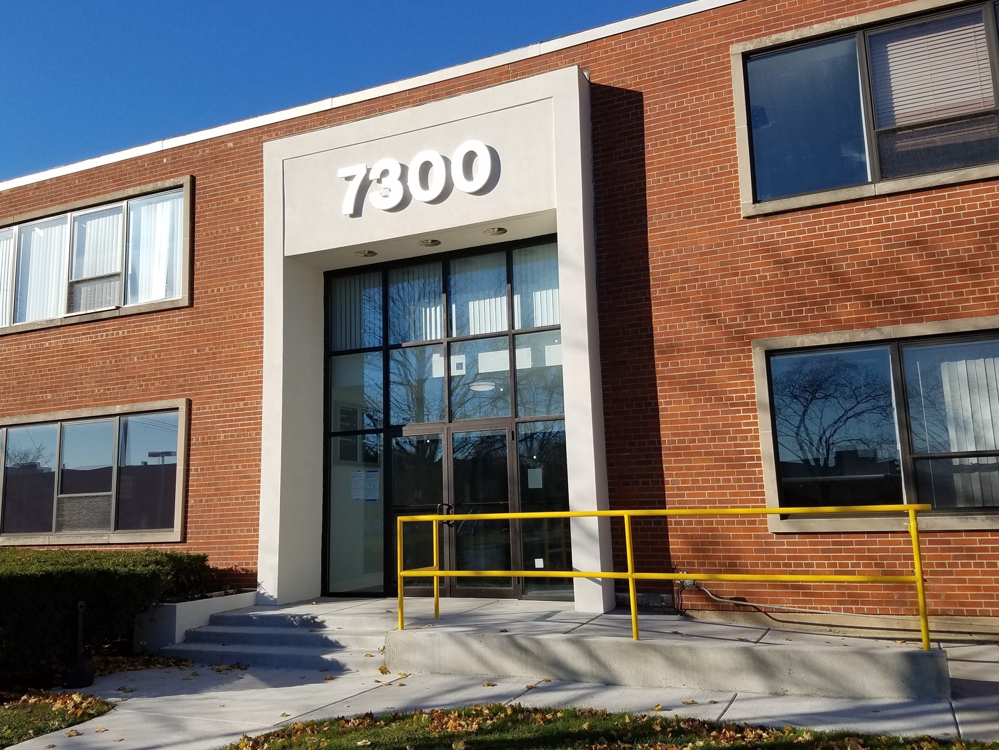 7300 N Cicero Ave, Lincolnwood, IL for lease Primary Photo- Image 1 of 12