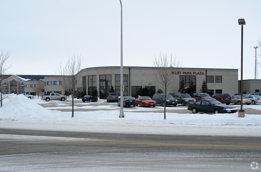 501-505 40th St S, Fargo, ND à louer - Photo du bâtiment - Image 2 de 2