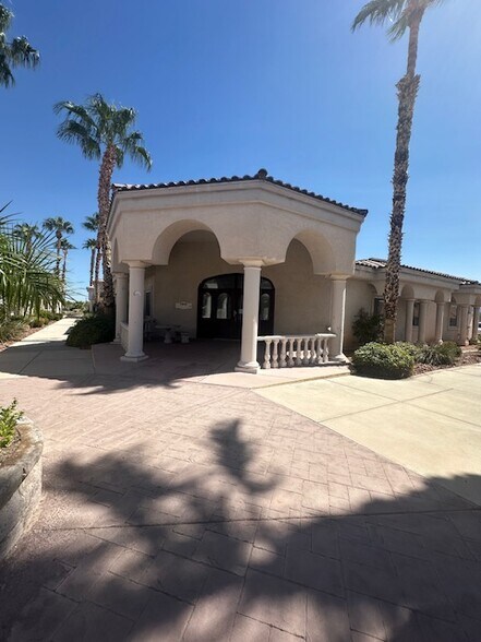 5860 S Pecos Rd, Las Vegas, NV à vendre - Photo du bâtiment - Image 2 de 13