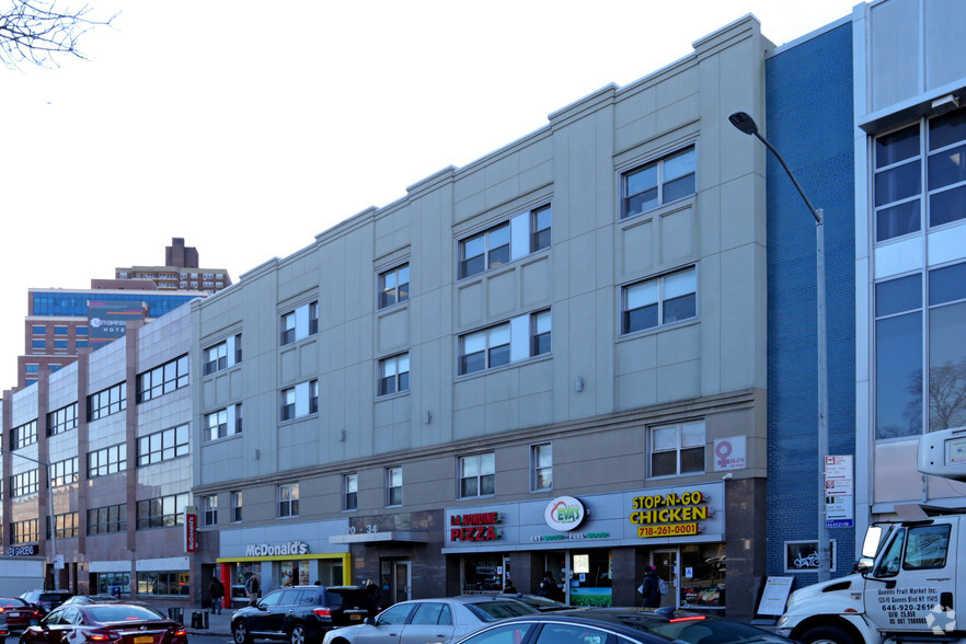 120-34 Queens Blvd, Kew Gardens, NY à vendre - Photo principale - Image 1 de 1