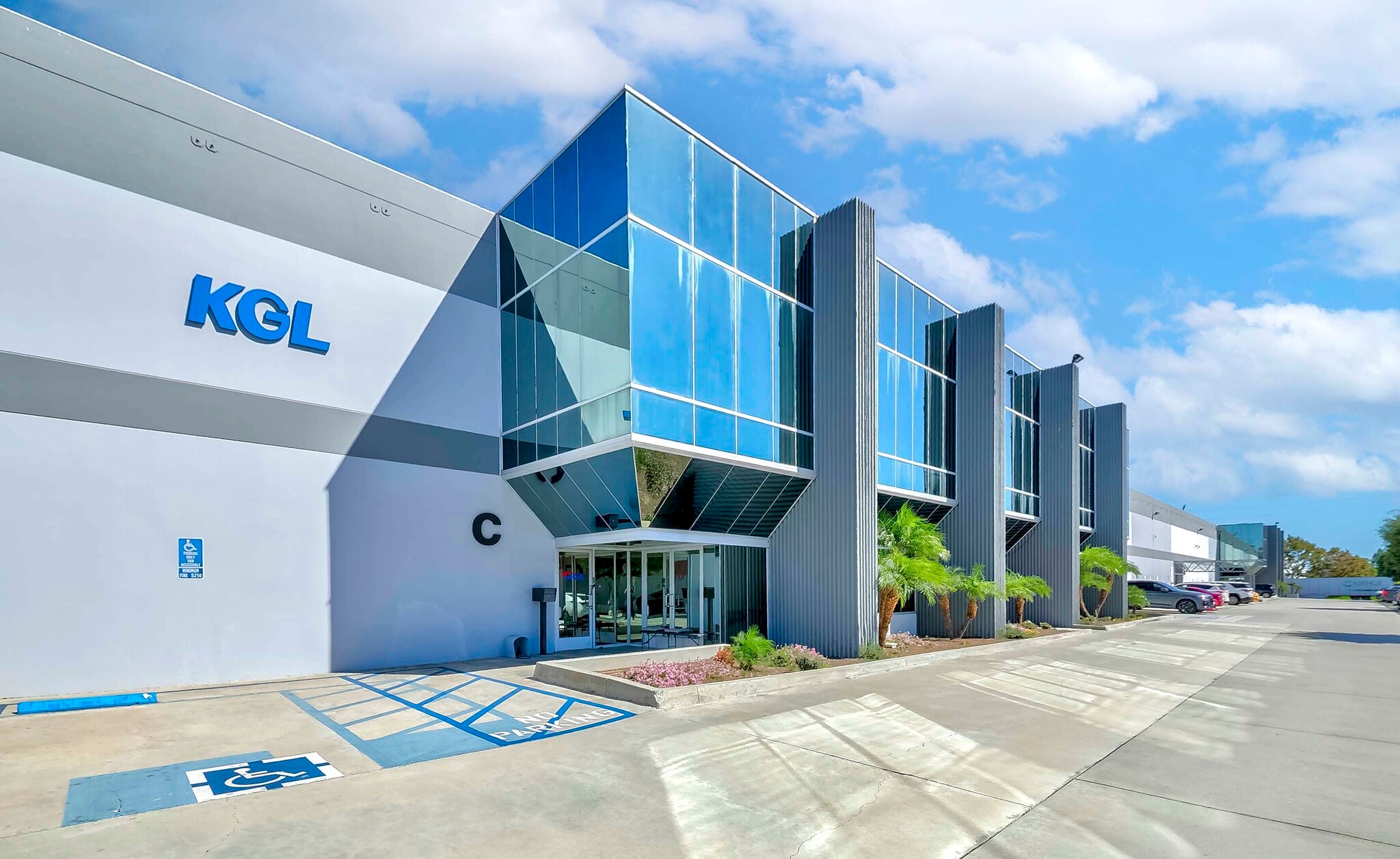 1111 E Watson Center Rd, Carson, CA à louer Photo du bâtiment- Image 1 de 5