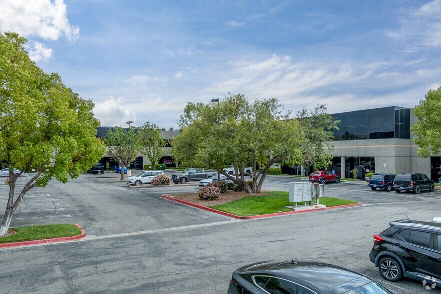 26074 Avenue Hall, Valencia, CA à louer - Photo du bâtiment - Image 2 de 7