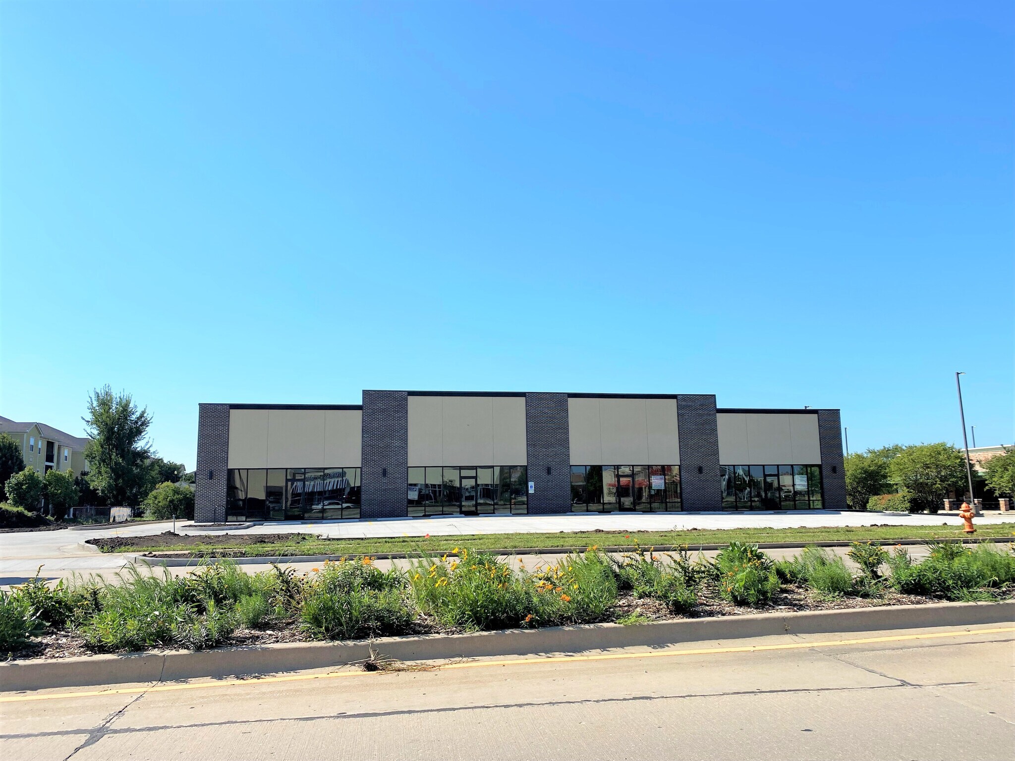 409 Town Center Blvd, Champaign, IL for sale Primary Photo- Image 1 of 2