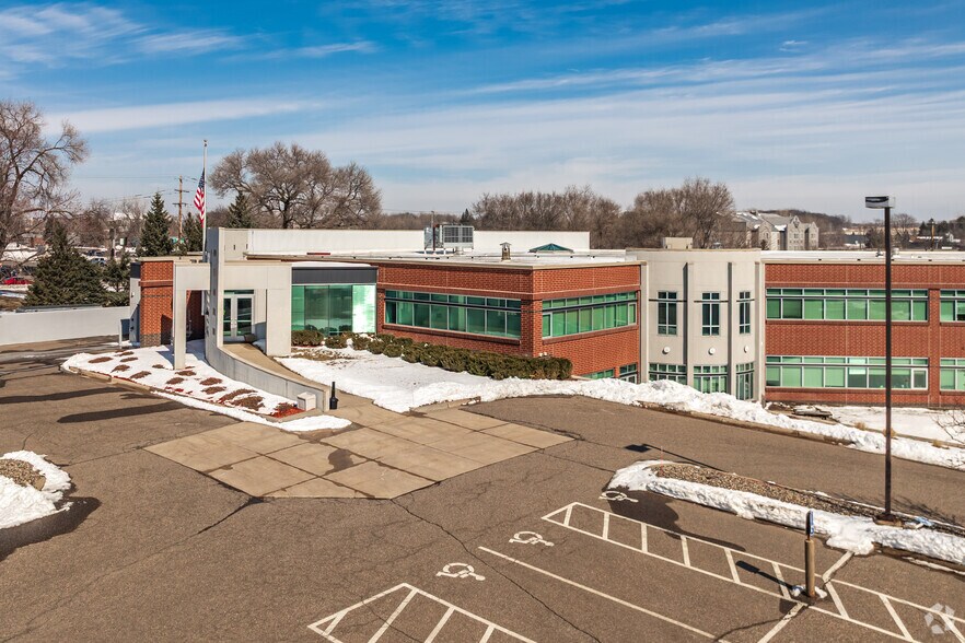 800 Lone Oak Rd, Eagan, MN à louer - Photo du bâtiment - Image 2 de 7