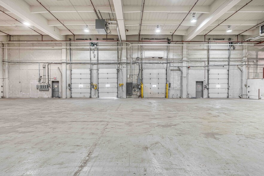 2555 Ave Dollard, Montréal, QC for lease - Interior Photo - Image 2 of 6