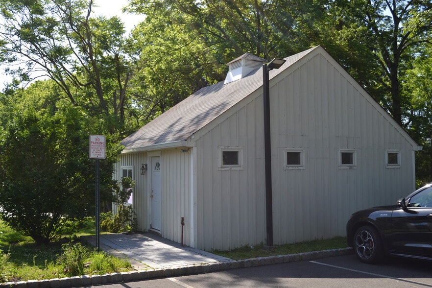 952 Holmdel Rd, Holmdel, NJ for lease - Building Photo - Image 2 of 18