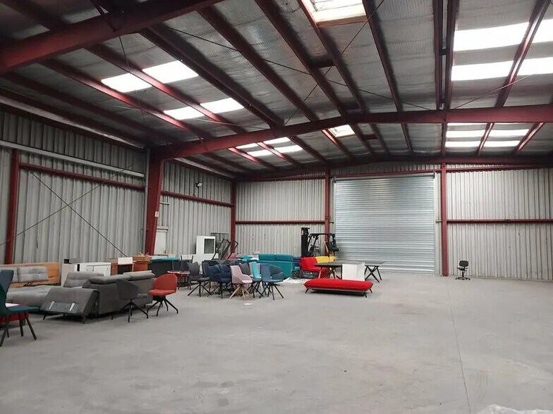 Industrial in Vitrolles for lease - Interior Photo - Image 1 of 5