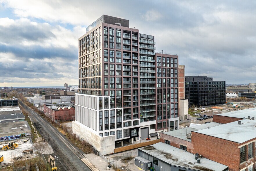 181 Sterling Rd, Toronto, ON à vendre - Photo du bâtiment - Image 2 de 3