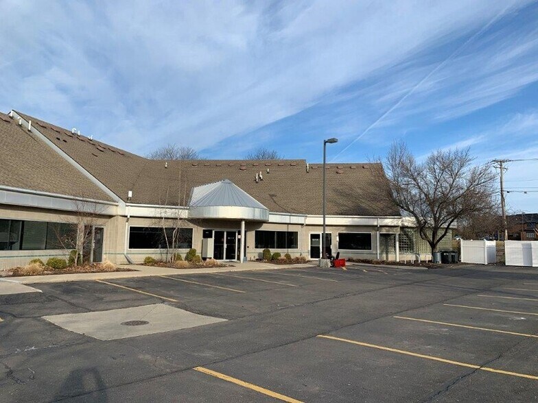2100 S Main St, Ann Arbor, MI à louer - Photo du bâtiment - Image 2 de 7