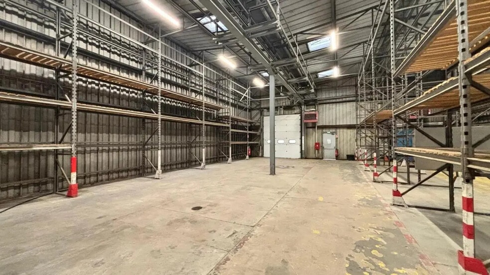 2 Rue Des Osiers, Coignières for sale - Building Photo - Image 1 of 1