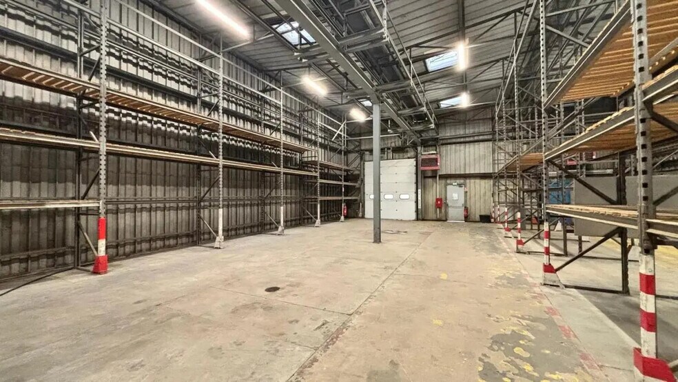 2 Rue Des Osiers, Coignières à louer - Photo du bâtiment - Image 1 de 8