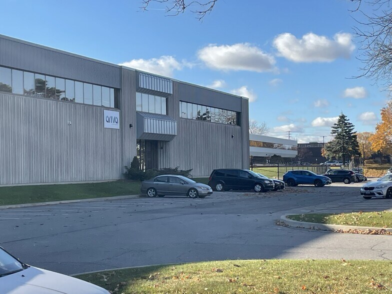 1330 Courtneypark Dr E, Mississauga, ON à louer - Photo du bâtiment - Image 2 de 5