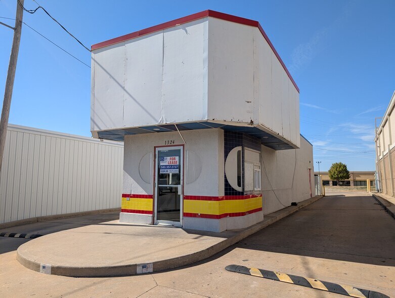 1324 NW Sheridan Rd, Lawton, OK à louer - Photo du bâtiment - Image 2 de 2