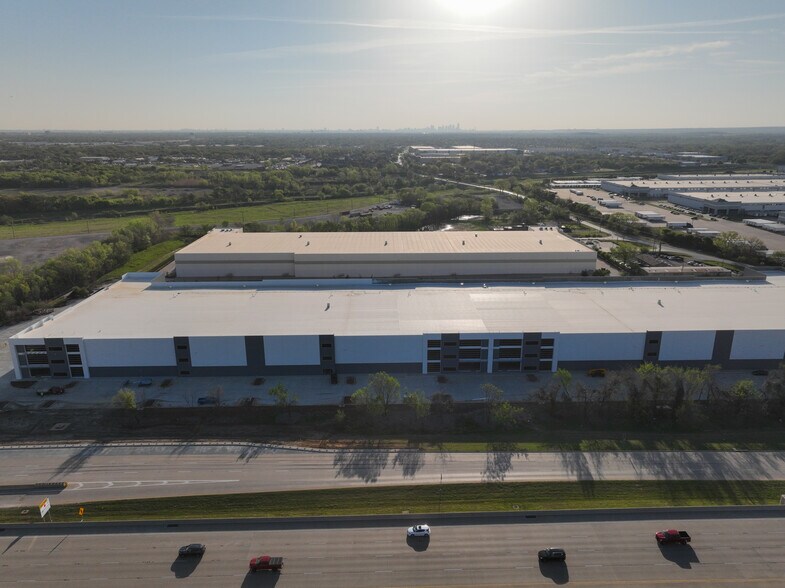 910 W Shady Grove, Grand Prairie, TX à louer - Photo du bâtiment - Image 2 de 21