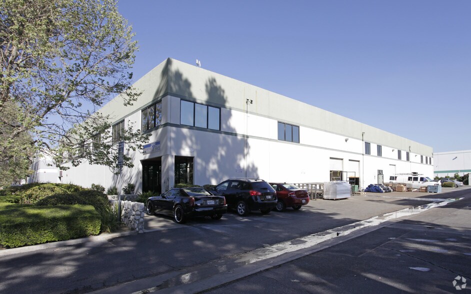 24932 Avenue Kearny, Valencia, CA à louer - Photo du bâtiment - Image 3 de 11
