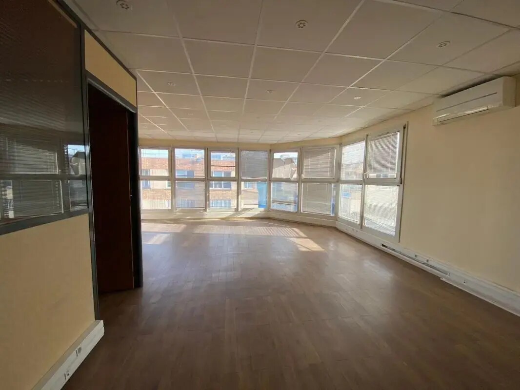 Flex in Ivry-sur-Seine for lease Interior Photo- Image 1 of 7