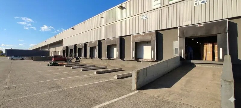 Industrial in Saint-Quentin-Fallavier for sale Building Photo- Image 1 of 14