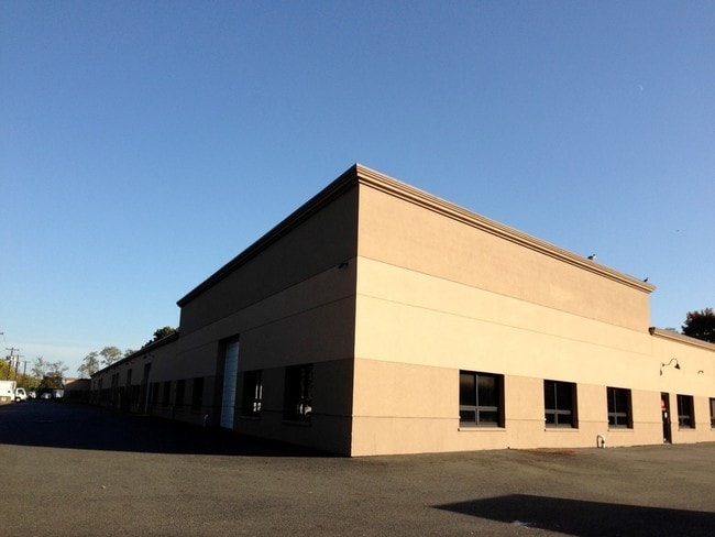 Plus de détails pour 41-75 Heisser Ct, Farmingdale, NY - Industriel à louer
