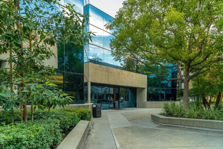 2000 E McFadden Ave, Santa Ana, CA à louer - Photo du bâtiment - Image 1 de 7