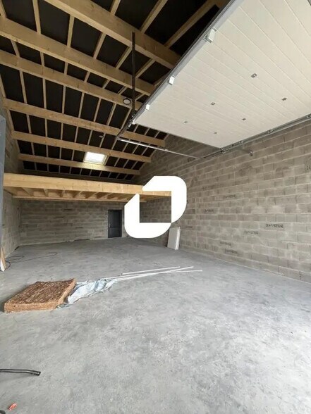 Flex in Chavanoz for lease - Building Photo - Image 2 of 15