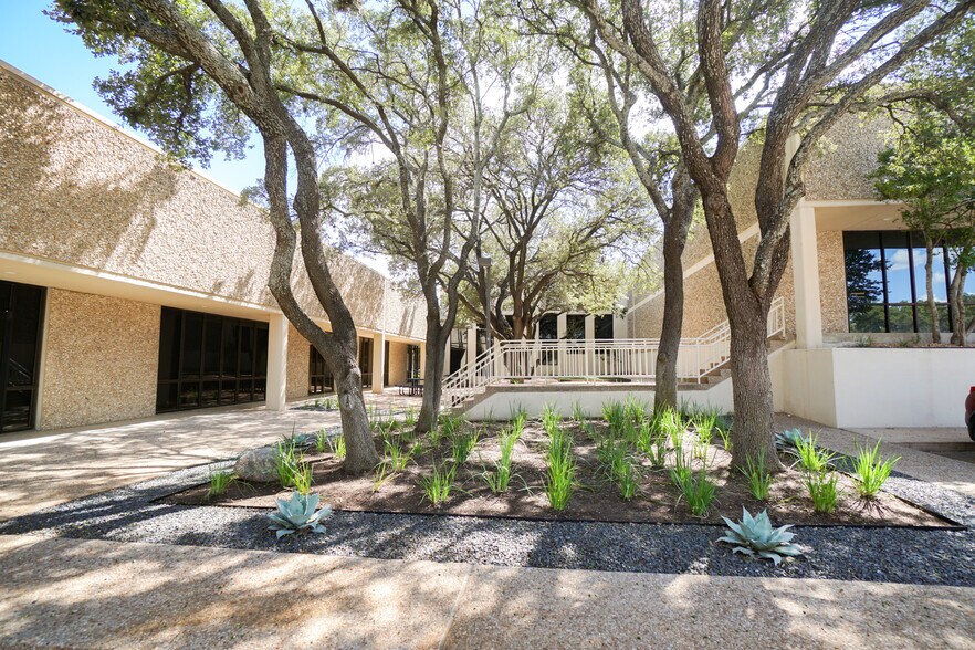 2535 Brockton Dr, Austin, TX à louer - Photo du bâtiment - Image 3 de 8