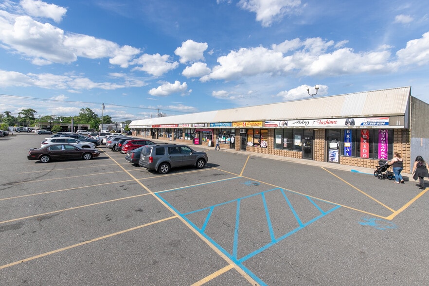 350 E Main St, Patchogue, NY à vendre - Photo du bâtiment - Image 2 de 5