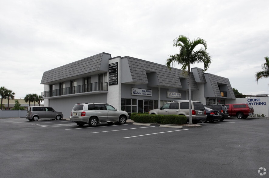 1950 Courtney Dr, Fort Myers, FL for lease - Primary Photo - Image 1 of 42